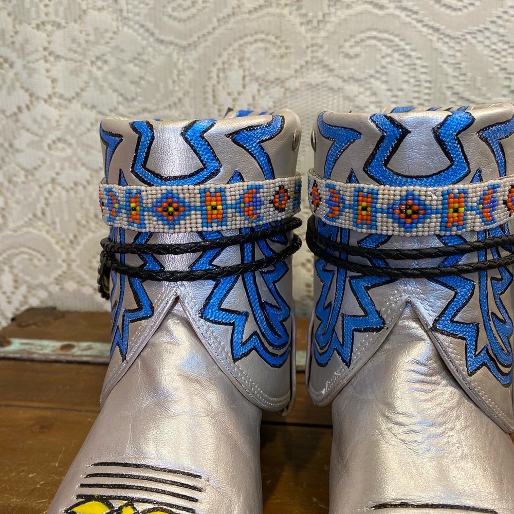 Handcrafted and Hand Painted White Cowgirl ankle Booties woman’s size 8 M - Picture 4 of 9